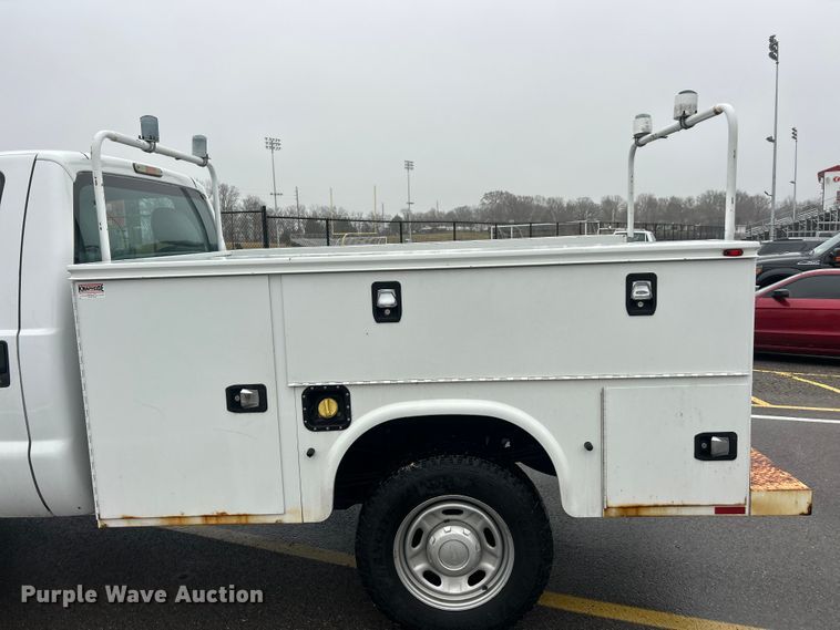 image for item FC5122 2016 Ford F250 Super Duty utility bed pickup truck