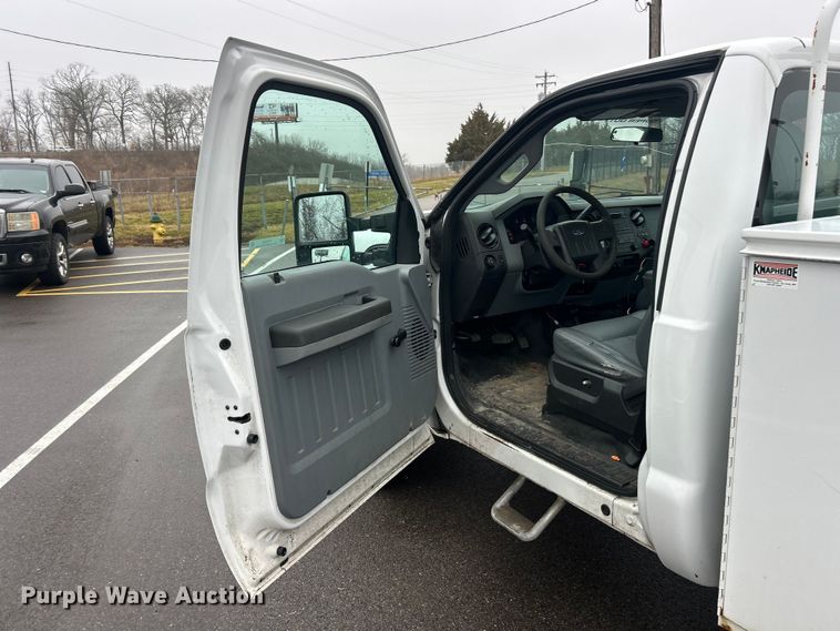 image for item FC5122 2016 Ford F250 Super Duty utility bed pickup truck