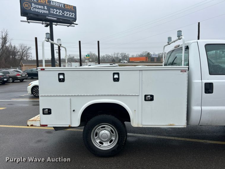 image for item FC5123 2016 Ford F250 Super Duty utility bed pickup truck