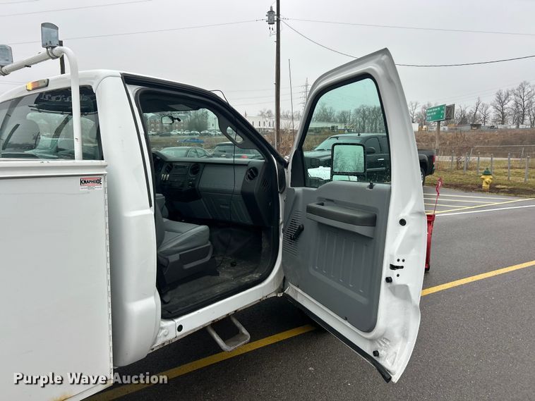 image for item FC5123 2016 Ford F250 Super Duty utility bed pickup truck