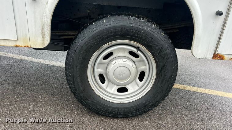 image for item FC5123 2016 Ford F250 Super Duty utility bed pickup truck