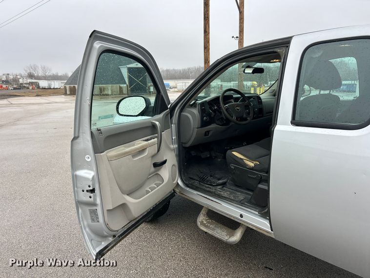 image for item FC5127 2013 Chevrolet Silverado 2500HD Ext. Cab pickup truck