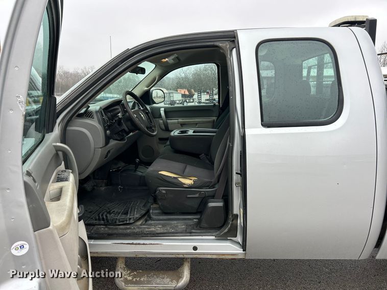 image for item FC5127 2013 Chevrolet Silverado 2500HD Ext. Cab pickup truck