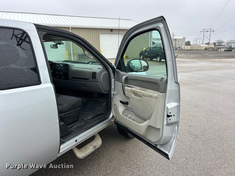 image for item FC5127 2013 Chevrolet Silverado 2500HD Ext. Cab pickup truck