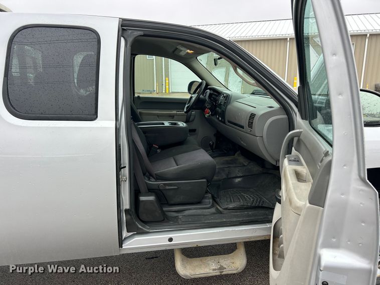 image for item FC5127 2013 Chevrolet Silverado 2500HD Ext. Cab pickup truck
