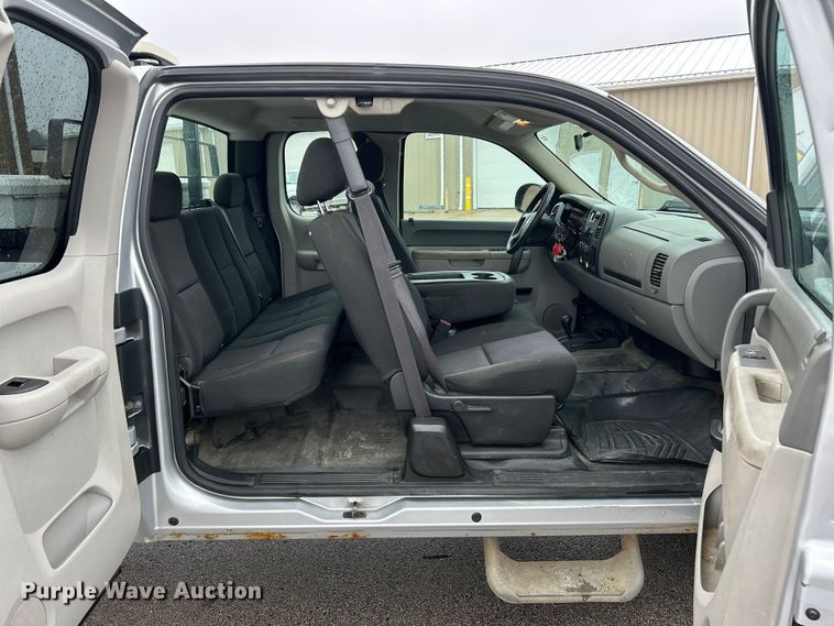 image for item FC5127 2013 Chevrolet Silverado 2500HD Ext. Cab pickup truck