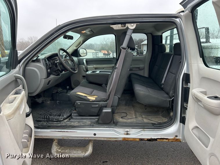 image for item FC5127 2013 Chevrolet Silverado 2500HD Ext. Cab pickup truck