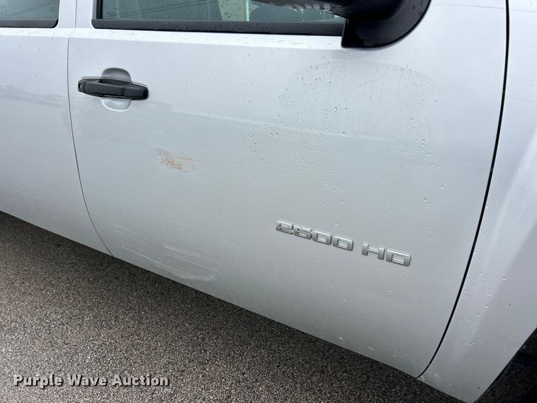 image for item FC5128 2013 Chevrolet Silverado 2500HD Crew Cab pickup truck