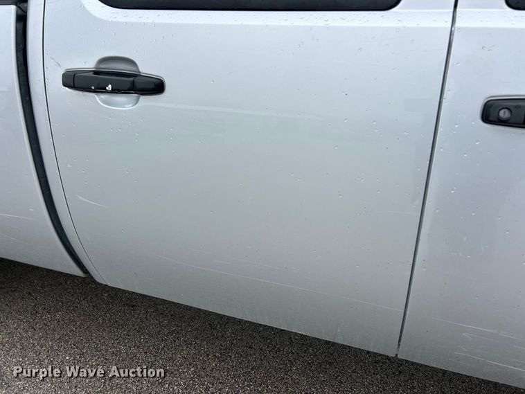 image for item FC5128 2013 Chevrolet Silverado 2500HD Crew Cab pickup truck