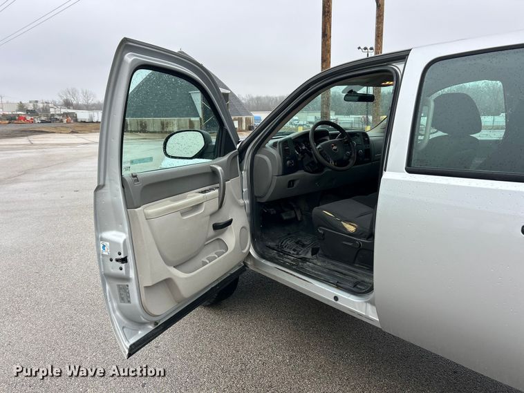 image for item FC5128 2013 Chevrolet Silverado 2500HD Crew Cab pickup truck