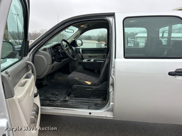 image for item FC5128 2013 Chevrolet Silverado 2500HD Crew Cab pickup truck