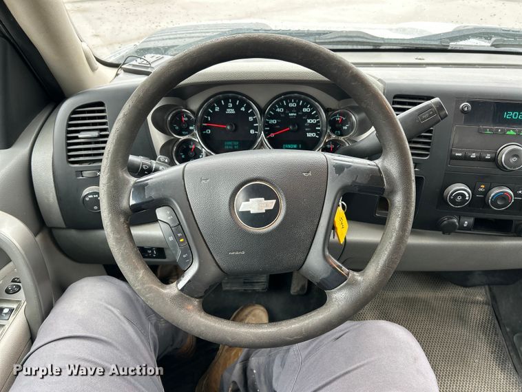 image for item FC5128 2013 Chevrolet Silverado 2500HD Crew Cab pickup truck