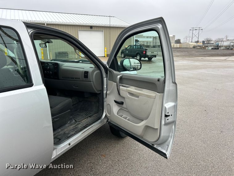 image for item FC5128 2013 Chevrolet Silverado 2500HD Crew Cab pickup truck