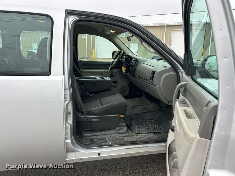 image for item FC5128 2013 Chevrolet Silverado 2500HD Crew Cab pickup truck