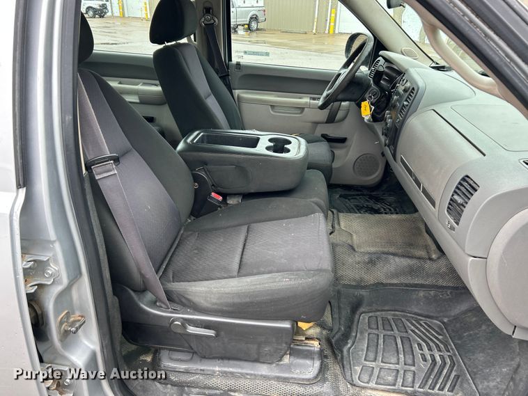 image for item FC5128 2013 Chevrolet Silverado 2500HD Crew Cab pickup truck