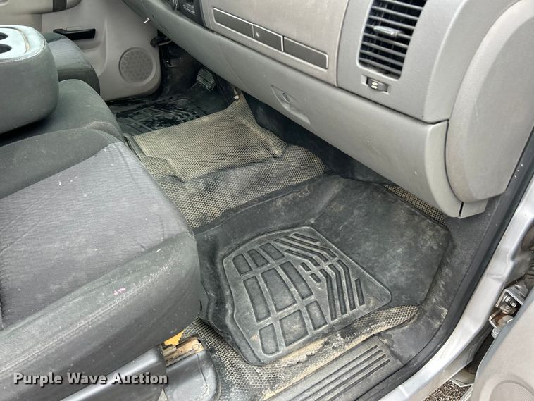 image for item FC5128 2013 Chevrolet Silverado 2500HD Crew Cab pickup truck