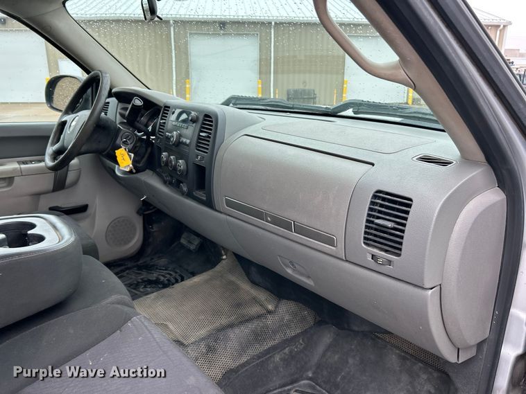 image for item FC5128 2013 Chevrolet Silverado 2500HD Crew Cab pickup truck