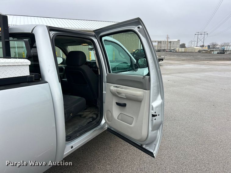 image for item FC5128 2013 Chevrolet Silverado 2500HD Crew Cab pickup truck