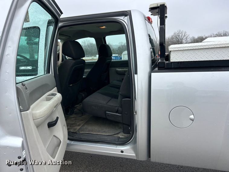 image for item FC5128 2013 Chevrolet Silverado 2500HD Crew Cab pickup truck