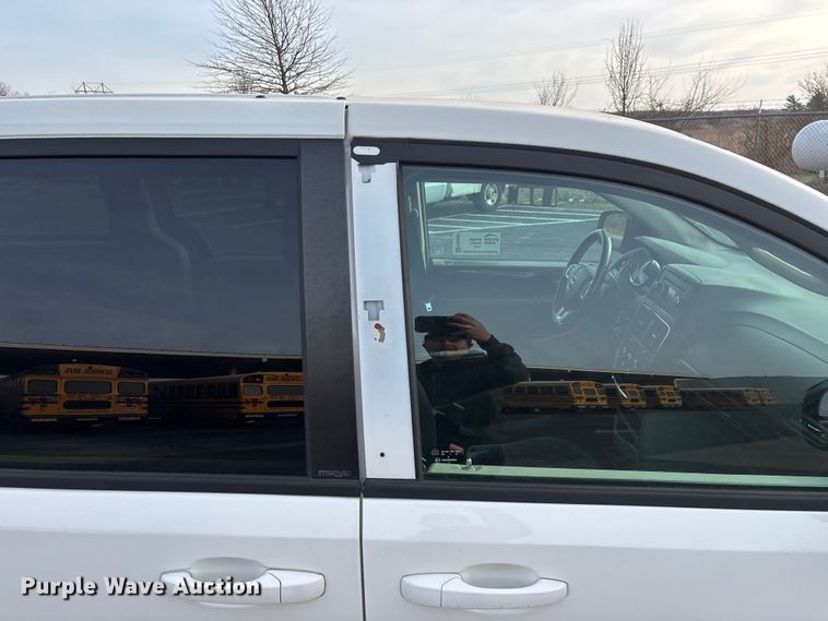 image for item FG0099 2013 Dodge Grand Caravan van