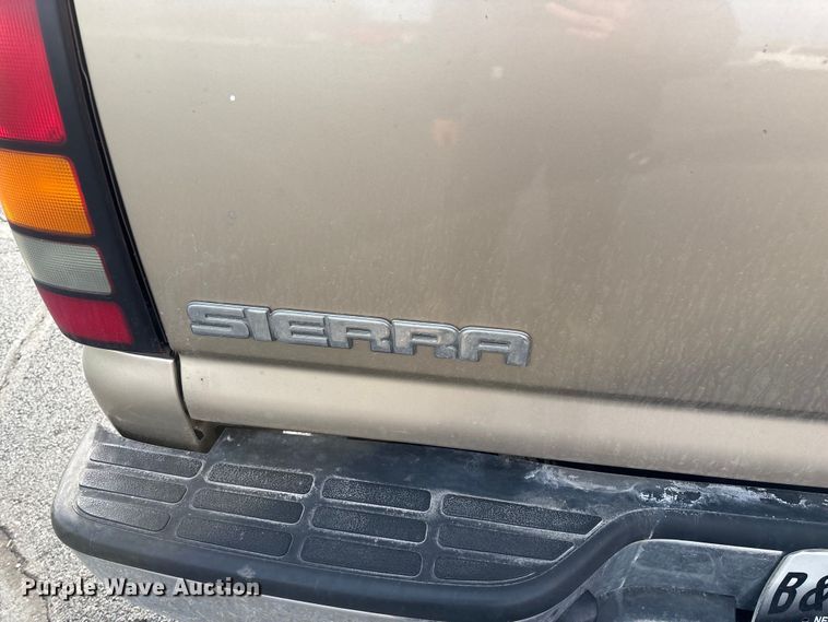 image for item FG0100 2004 GMC Sierra 1500 Ext. Cab pickup truck