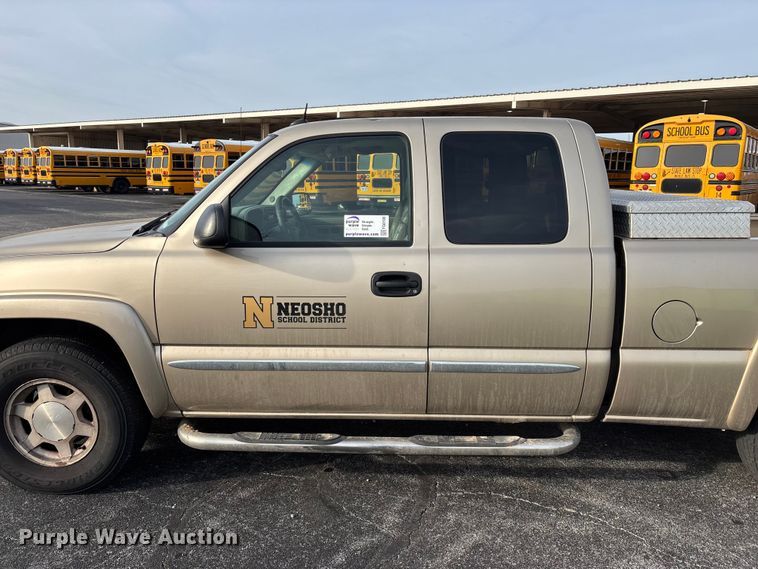 image for item FG0100 2004 GMC Sierra 1500 Ext. Cab pickup truck