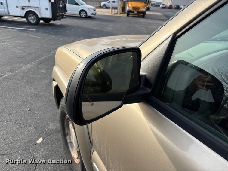 image for item FG0100 2004 GMC Sierra 1500 Ext. Cab pickup truck