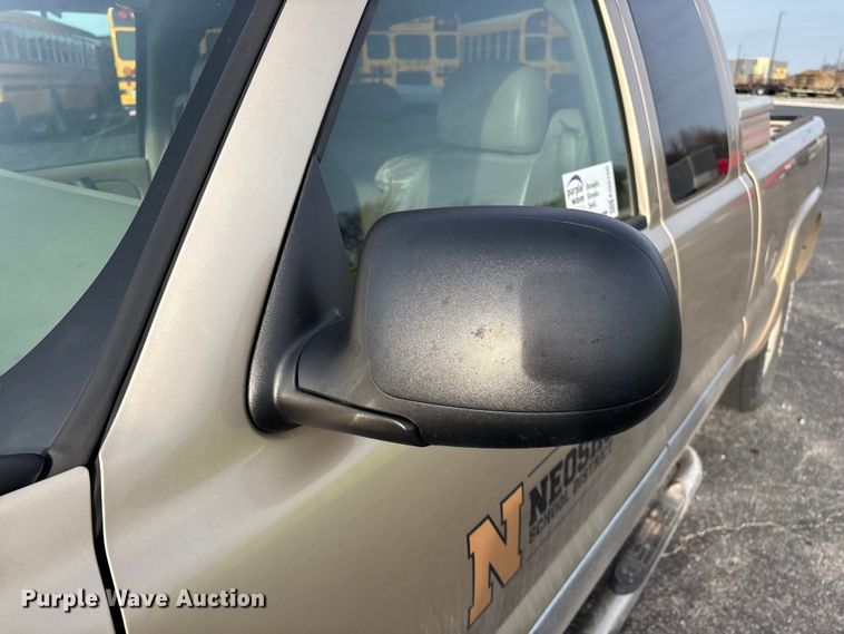 image for item FG0100 2004 GMC Sierra 1500 Ext. Cab pickup truck