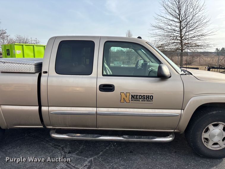 image for item FG0100 2004 GMC Sierra 1500 Ext. Cab pickup truck