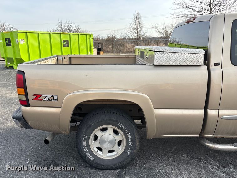 image for item FG0100 2004 GMC Sierra 1500 Ext. Cab pickup truck