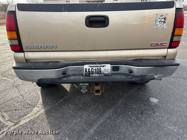 image for item FG0100 2004 GMC Sierra 1500 Ext. Cab pickup truck