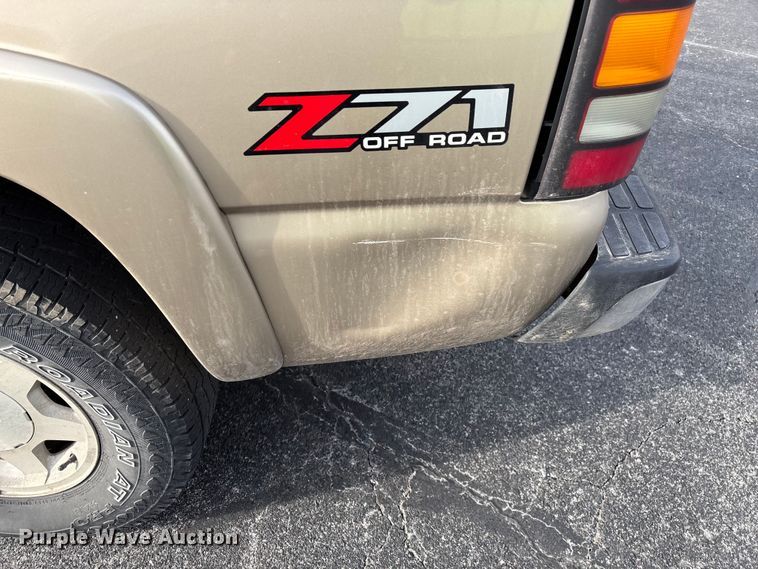 image for item FG0100 2004 GMC Sierra 1500 Ext. Cab pickup truck