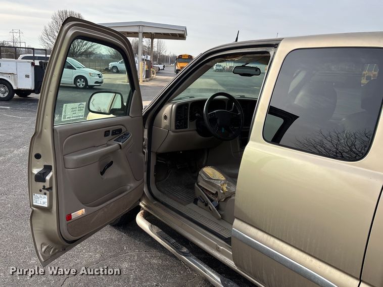 image for item FG0100 2004 GMC Sierra 1500 Ext. Cab pickup truck