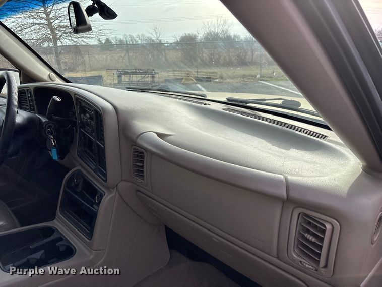 image for item FG0100 2004 GMC Sierra 1500 Ext. Cab pickup truck