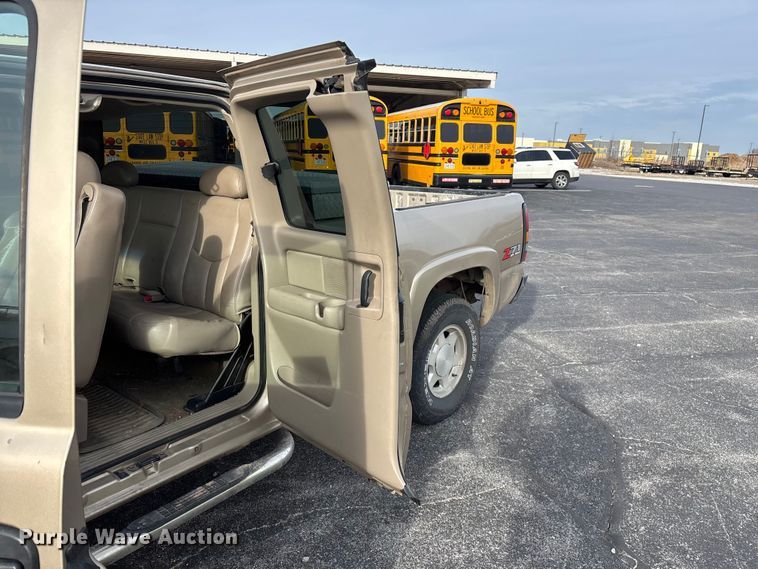 image for item FG0100 2004 GMC Sierra 1500 Ext. Cab pickup truck