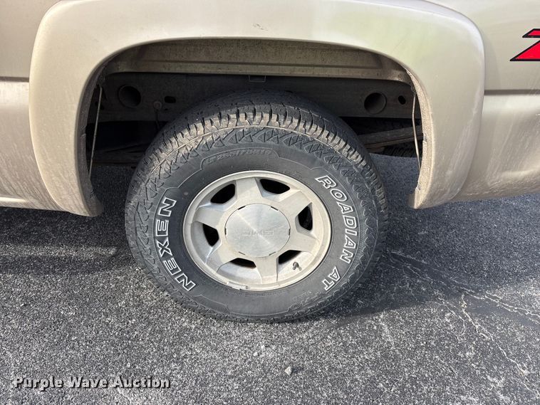 image for item FG0100 2004 GMC Sierra 1500 Ext. Cab pickup truck