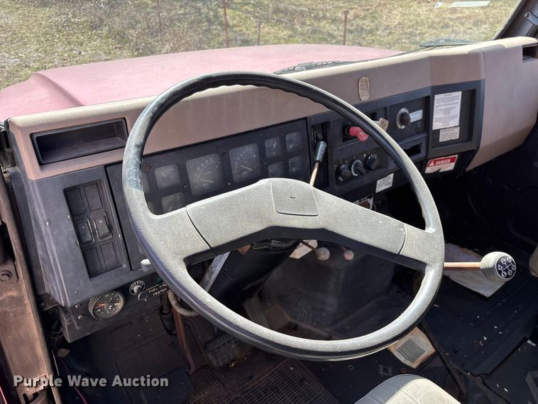 image for item FG0114 1990 International 4800 rescue truck