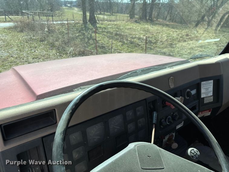 image for item FG0114 1990 International 4800 rescue truck