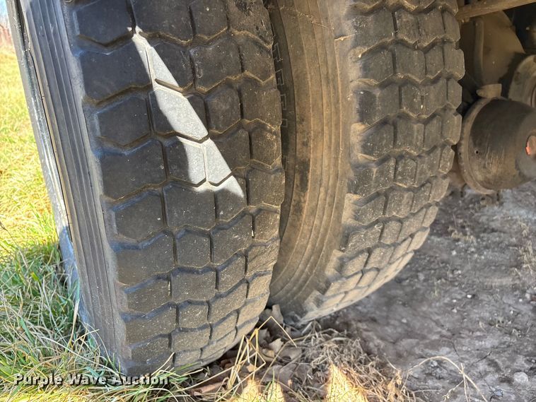 image for item FG0114 1990 International 4800 rescue truck