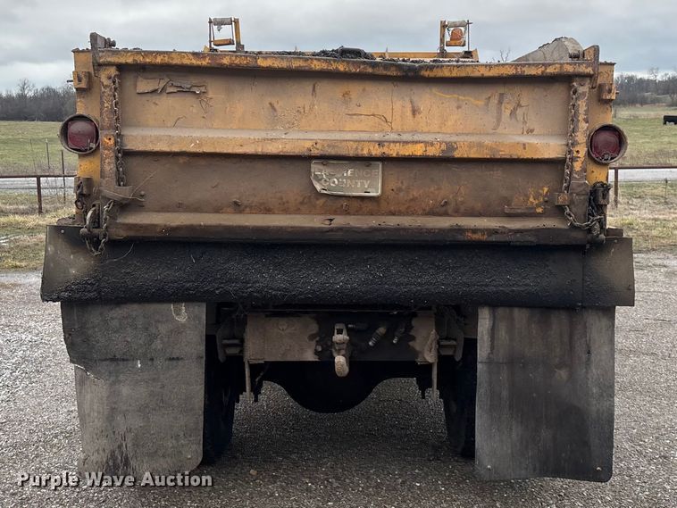 image for item FG0128 1988 Ford F800 dump truck