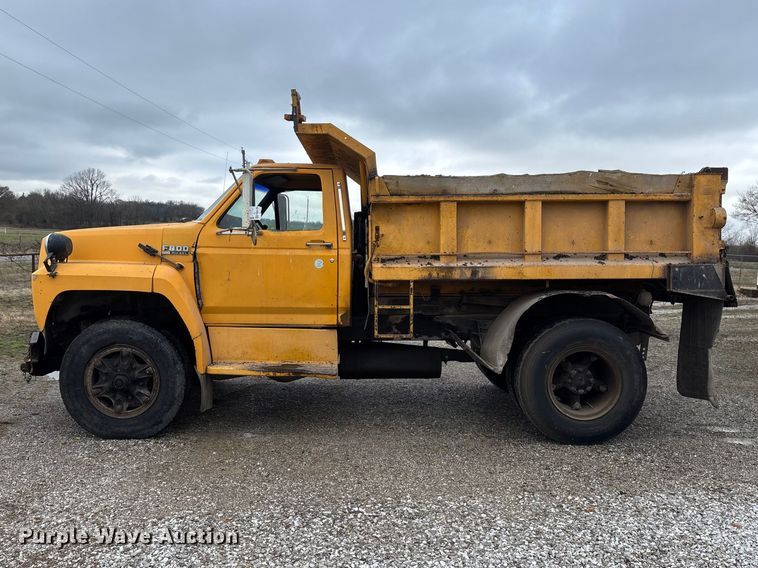image for item FG0128 1988 Ford F800 dump truck