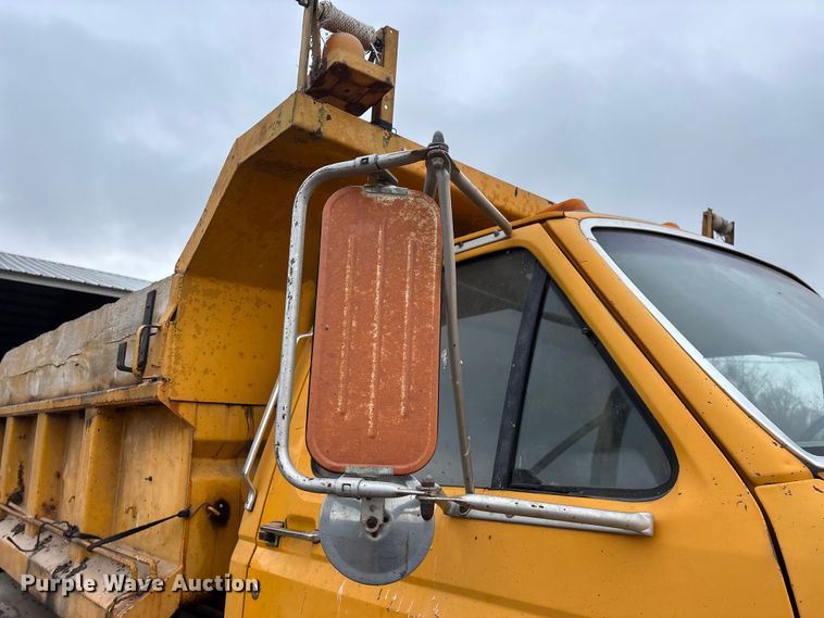 image for item FG0128 1988 Ford F800 dump truck