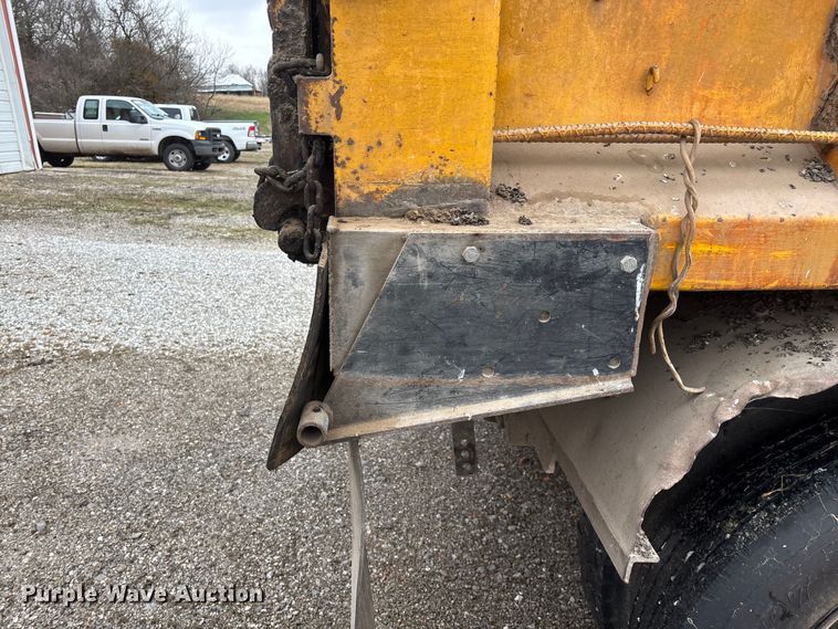 image for item FG0128 1988 Ford F800 dump truck