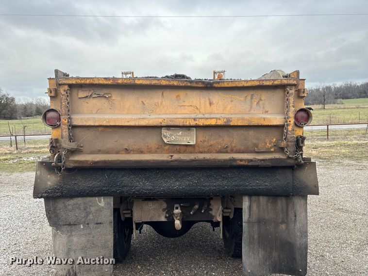 image for item FG0128 1988 Ford F800 dump truck