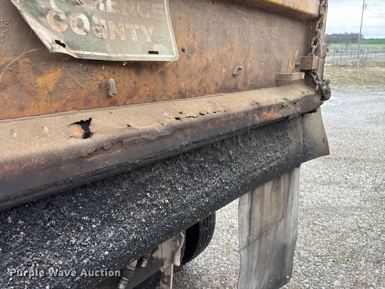 image for item FG0128 1988 Ford F800 dump truck