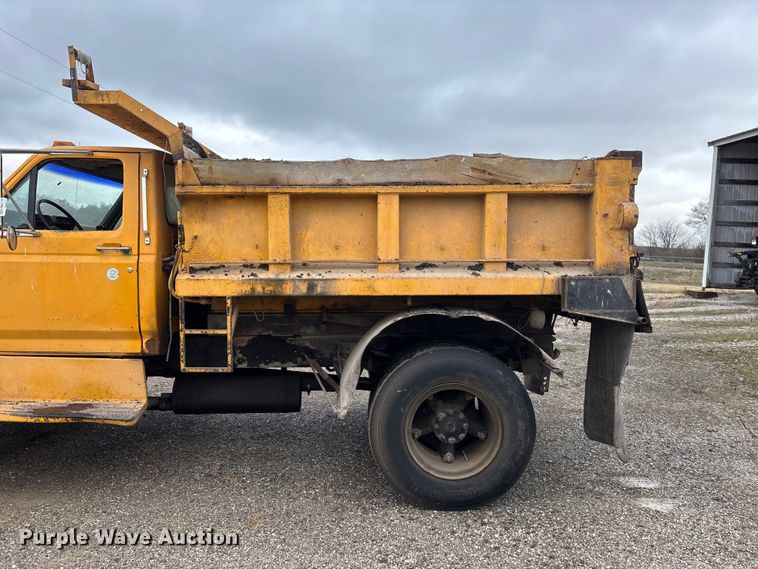 image for item FG0128 1988 Ford F800 dump truck