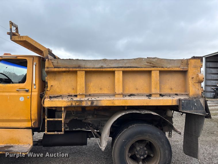 image for item FG0128 1988 Ford F800 dump truck