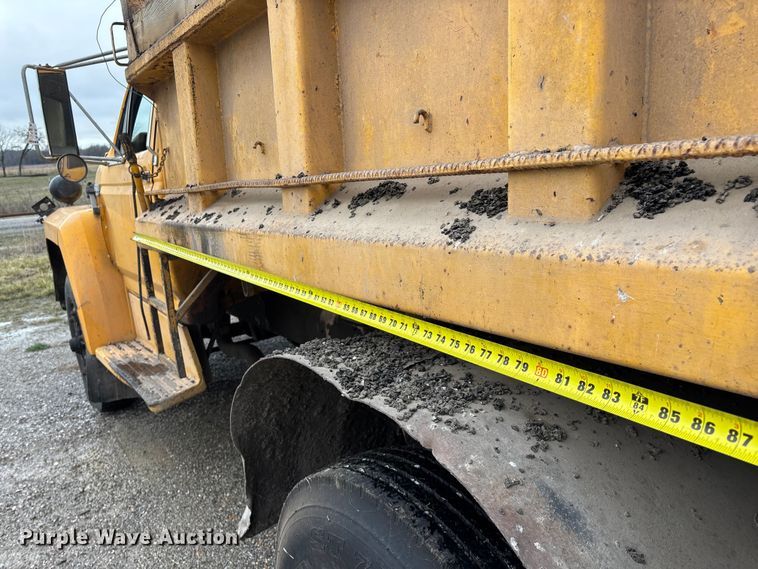 image for item FG0128 1988 Ford F800 dump truck