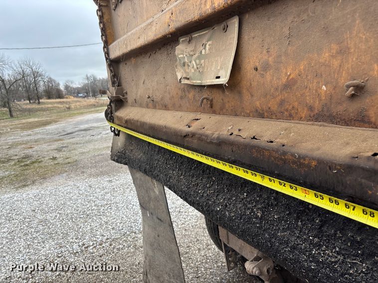 image for item FG0128 1988 Ford F800 dump truck