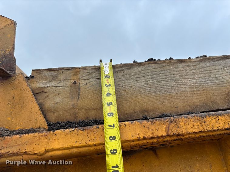 image for item FG0128 1988 Ford F800 dump truck